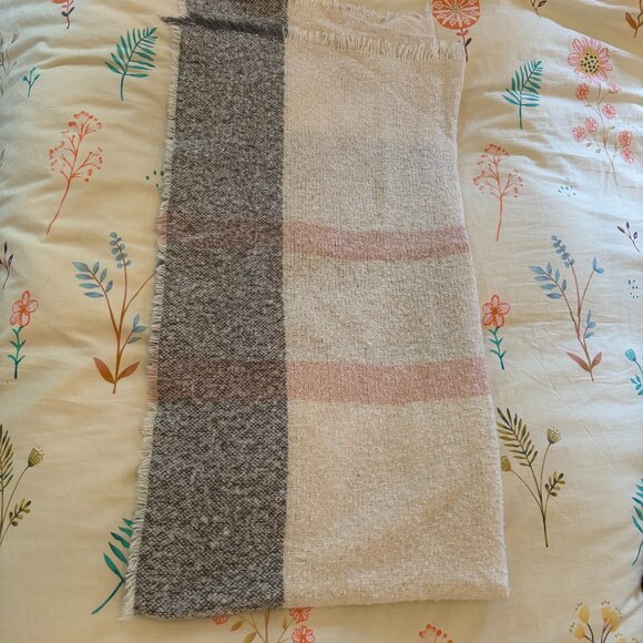 Cozy and Classic BARBOUR Scarf - Picture 5 of 6